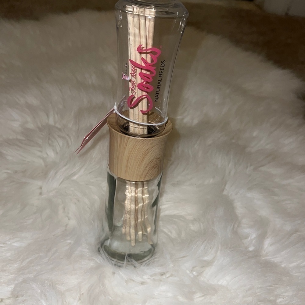 Pink Zebra Reed glass diffuser w/ Natural light Reeds. Just Add Soaks. NIB